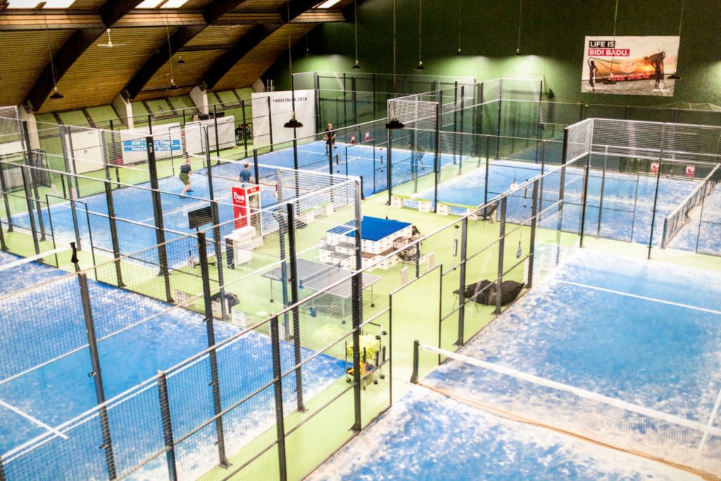 Padel Courts indoor in der padelBOX in Köln